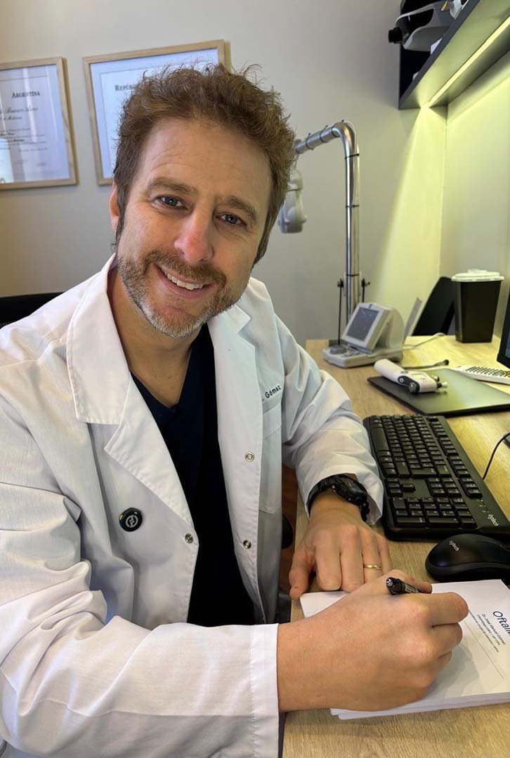 Dr. José Manuel Gómez en quirófano